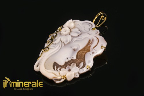 C10-16Ful25000-1_gioielli_oro_pietre_dure_ciondoli_cammeo_conchiglia_gold_jewels_hard_stones_pendants.logo