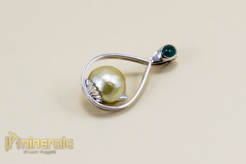 C99Ns22311-2_gioielli_oro_pietre_preziose_ciondoli_perle_coltivate_smeraldo_gold_jewels_preciouse_stones_cultured_pearls_pendants.logo
