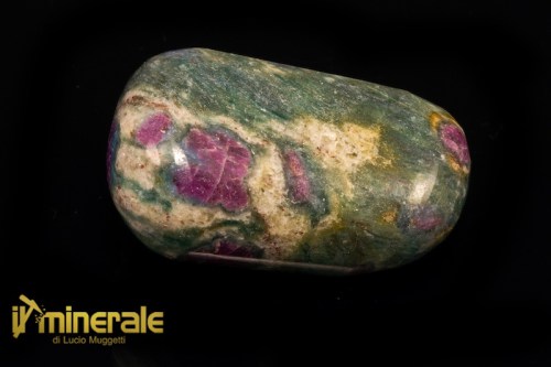 MN1928-1_minerali_collezione_cristalloterapia_burattati_rubino_fucsite-640