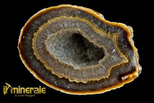 MN2359-1_minerali_collezione_cristalloterapia_arredamento-geode_agata_quarzo.logo