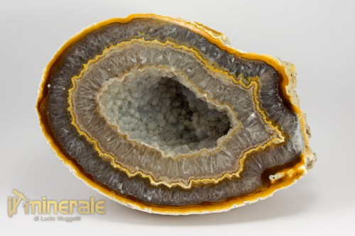 MN2359-2_minerali_collezione_cristalloterapia_arredamento-geode_agata_quarzo.logo