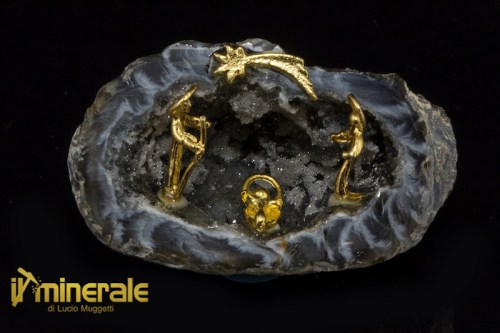 OG581-1_minerali_collezione_oggetti_lavorati_geode_agatas_quarzo_presepe.logo