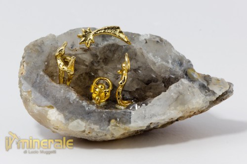 OG585-2_minerali_collezione_oggetti_lavorati_geode_agatas_quarzo_presepe.logo