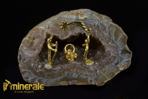 OG602-1_minerali_collezione_oggetti_lavorati_geode_agatas_quarzo_presepe.logo