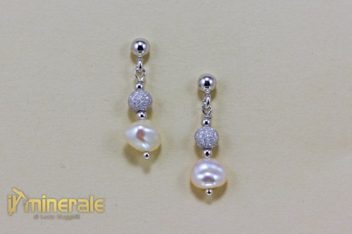 OR001Ns830-2_gioielli_argento_orecchini_perle_coltivate_bianche_silver_jewels_earrings_cultured_pearls.logo