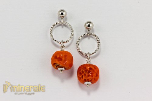OR069Ns2200-2_gioielli_argento_pietre_dure_orecchini_pendenti_corallo_rosso.logo