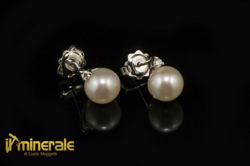 OR11-17Oxy30500-1_Gioielli_oro_orecchini_perle_coltivate_brillanti_gold_jewels_earrings.logo