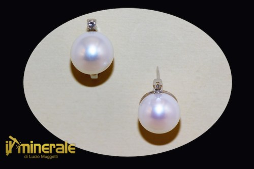 OR4-09Oxy25000-1_Gioielli_oro_orecchini_perle_coltivate_brillanti_gold_jewels_earrings.logo